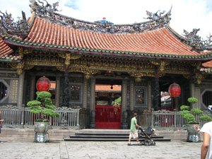 龍は神様の乗り物だそうで